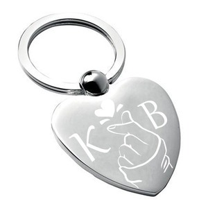 Gravírozott szív kulcstartó - Szerelmes egyedi monogrammal